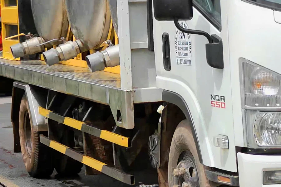 Xe bồn của Công ty vận chuyển mủ nước về nhà máy